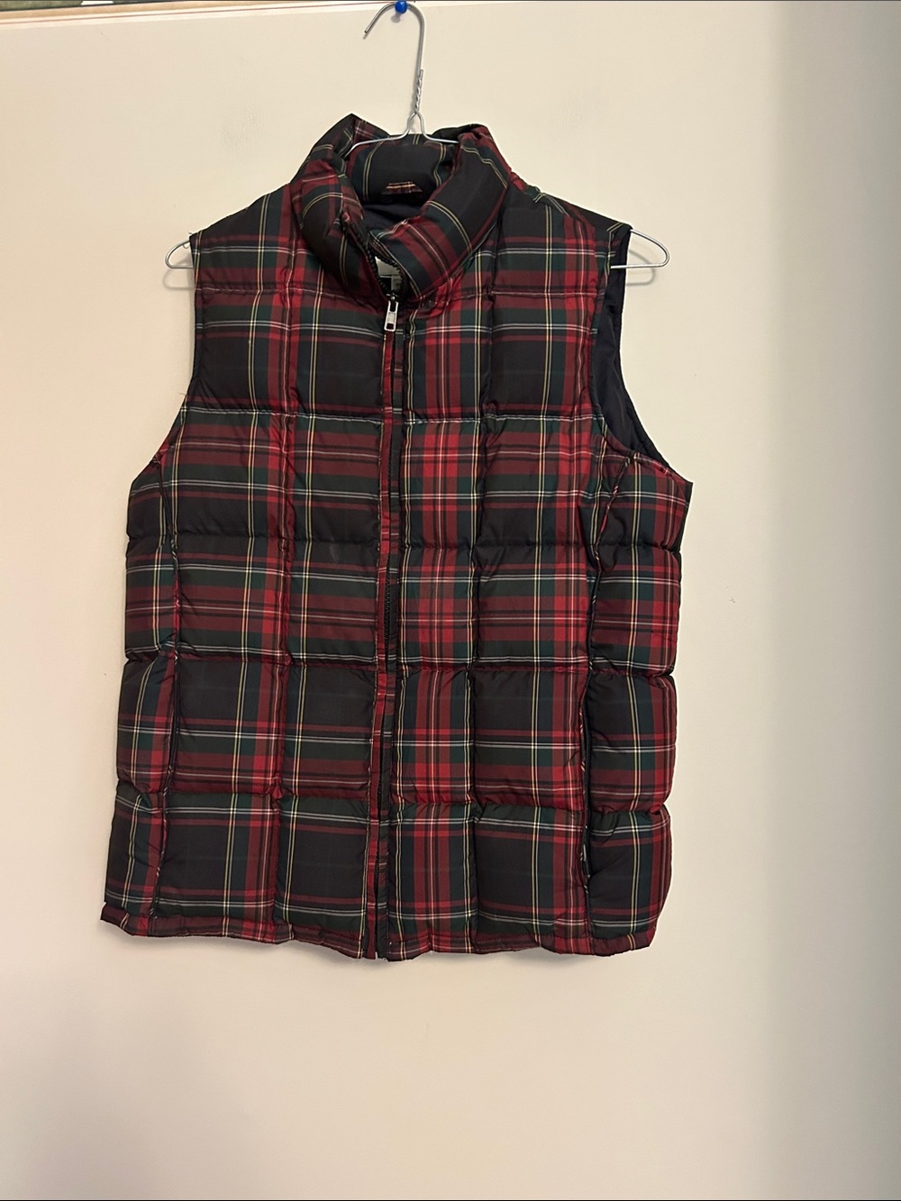 Eddie Bauer Quilted Plaid Puffer Vest in Red and Black like new size XS